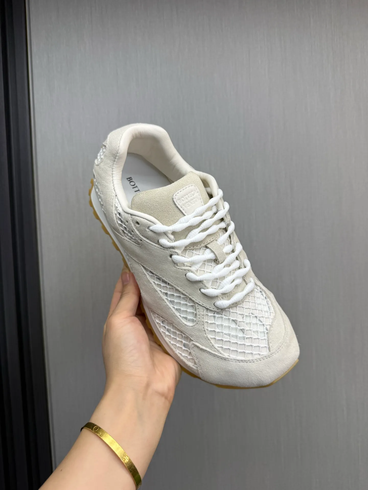 Men's men's shoes 💰660💰Pili BV top version 𝘽𝙊𝙏𝙏𝙀𝙂𝘼 𝙑𝙀𝙉𝙀𝙏𝘼 Orbit sneakers Wang Yibo same style couple style dad shoes 🩷💚 Runner sneakers, made of lightweight technical mesh fabric. Features a geometric patterned rubber outsole. Pay attention to the package craftsmanship ❕ High version shipping ❗️ Very nice, durable to play with and durable to make ✔️ Standard version 💯💯 The outsole is made of color-blocked TPU outsole. Women’s model 35-41 (40 41 customized) Men’s model 39-46 (45.46 customized) Equipped with original packaging
